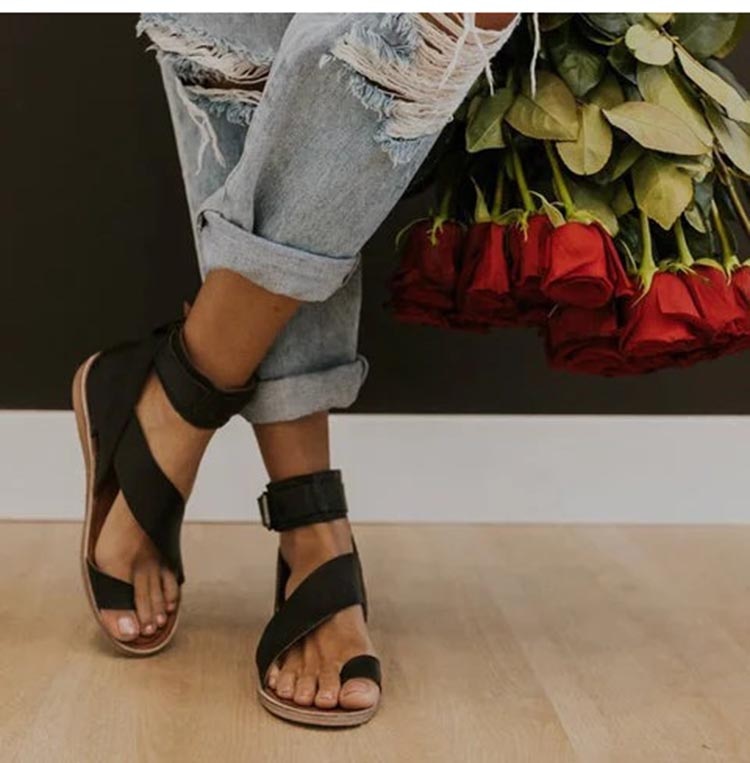 Séraphine Duval | Black Cross Strap Toe Ring Flat Sandals